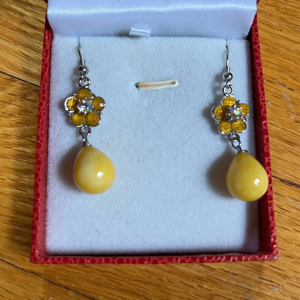 Diamond flower with Yellow jade pendant earring